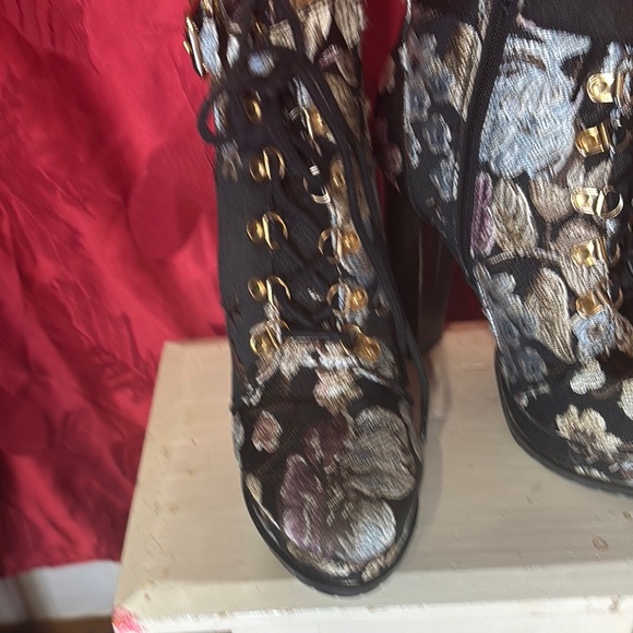 Chic Floral Lace-Up Heels with Gold Accents - Picture 2 of 5